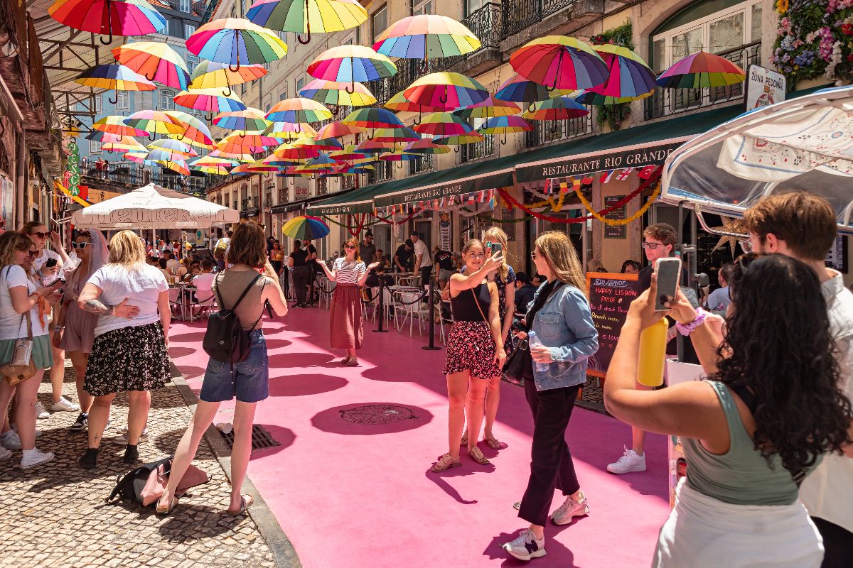 Sembra un set cinematografico ma esiste davvero: in Portogallo c'è la strada rosa che ha salvato un intero quartiere 
