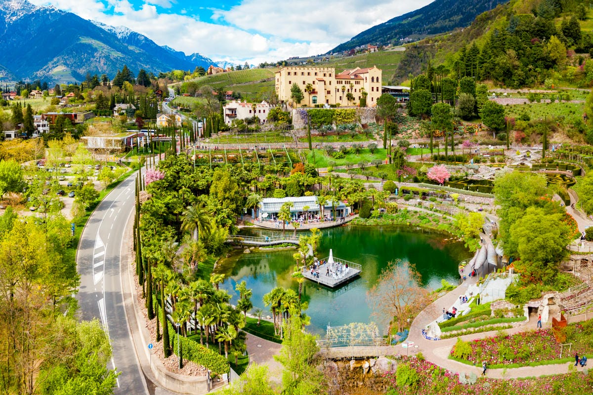 Non serve volare in Giappone per vedere le fioriture: 7 incredibili giardini in Italia dove fare un viaggio nei colori