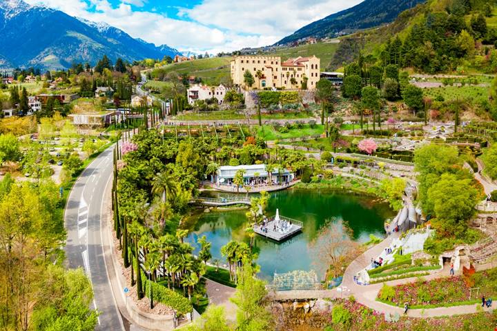 Non serve volare in Giappone per vedere le fioriture: 7 incredibili giardini in Italia dove fare un viaggio nei colori
