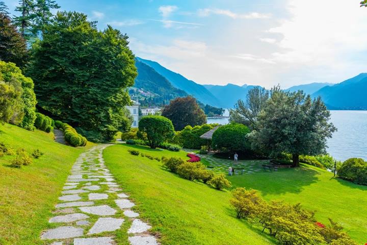 Non serve volare in Giappone per vedere le fioriture: 7 incredibili giardini in Italia dove fare un viaggio nei colori