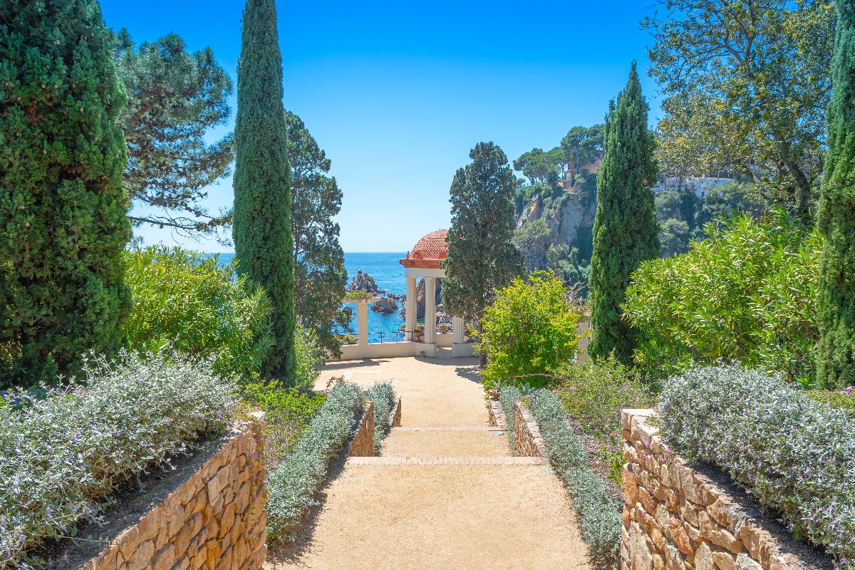 Dimenticati Barcellona: a un'ora dalla città c'è la meta di mare che ti farà scoprire la Spagna più bella (ed economica)