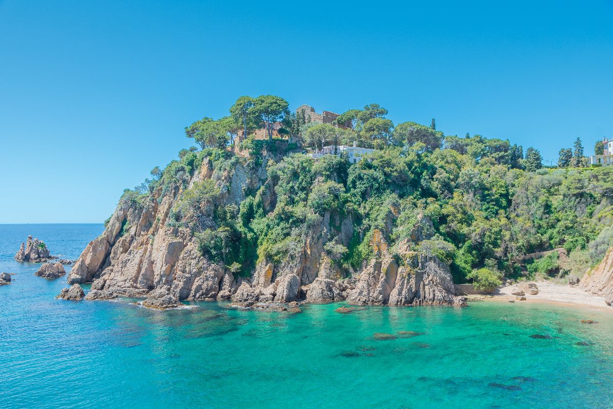 Dimenticati Barcellona: a un'ora dalla città c'è la meta di mare che ti farà scoprire la Spagna più bella (ed economica)