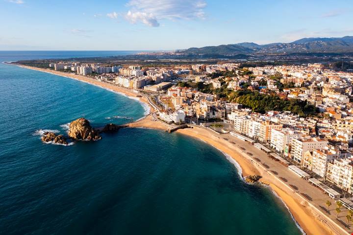Dimenticati Barcellona: a un'ora dalla città c'è la meta di mare che ti farà scoprire la Spagna più bella (ed economica)