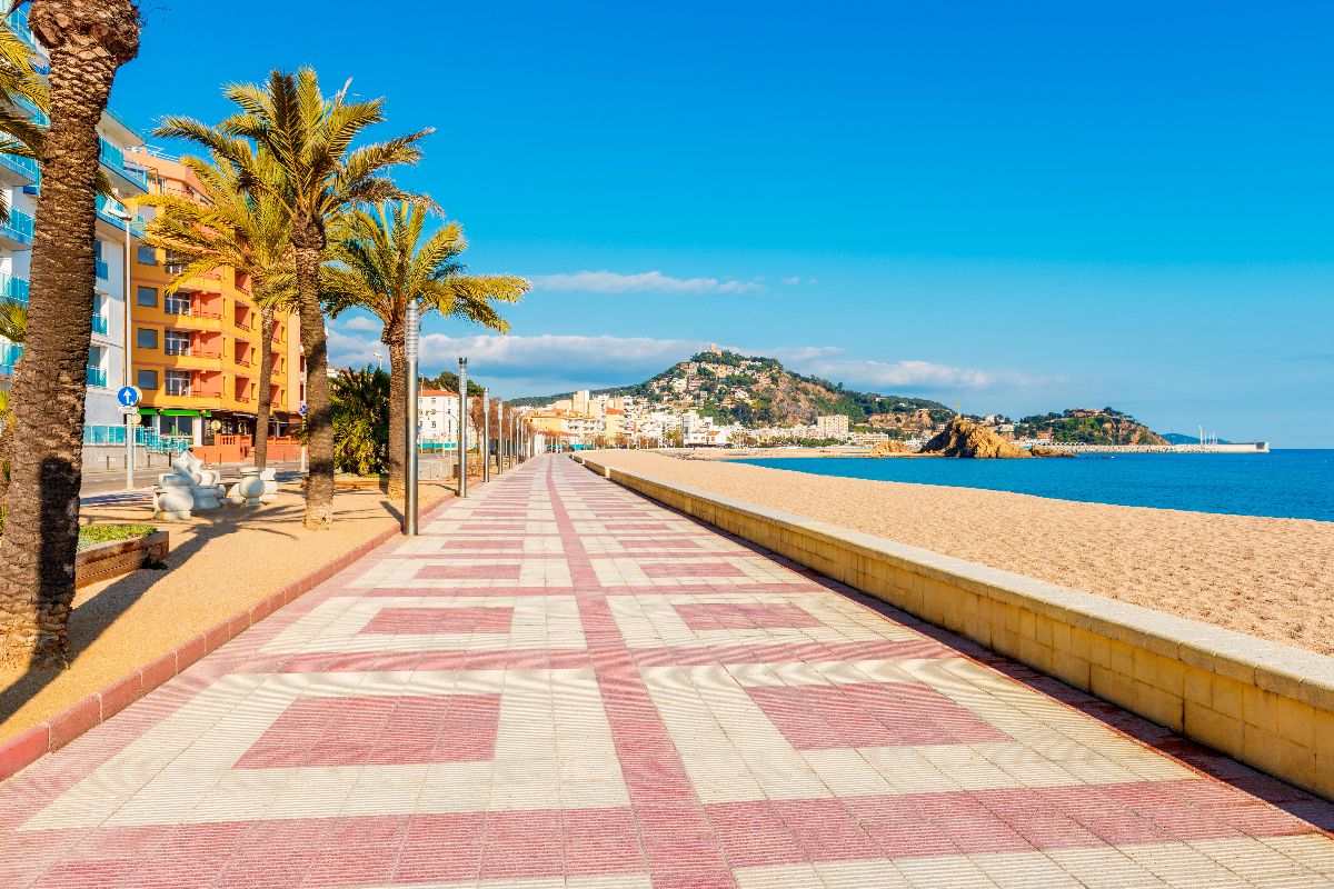 Dimenticati Barcellona: a un'ora dalla città c'è la meta di mare che ti farà scoprire la Spagna più bella (ed economica)
