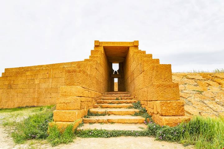Cubi a posto delle poltrone e il panorama come palcoscenico: in Sicilia c'è il teatro all'aperto più bello del mondo