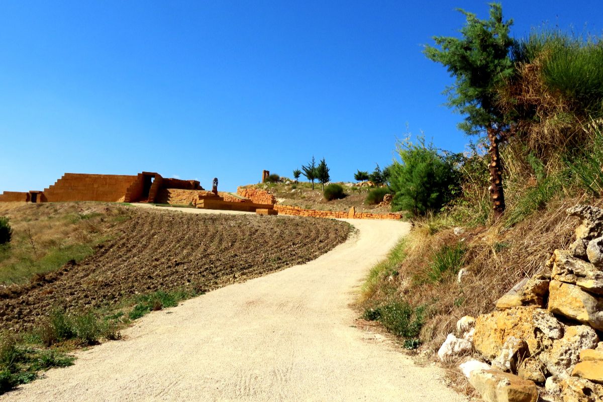 Cubi a posto delle poltrone e il panorama come palcoscenico: in Sicilia c'è il teatro all'aperto più bello del mondo