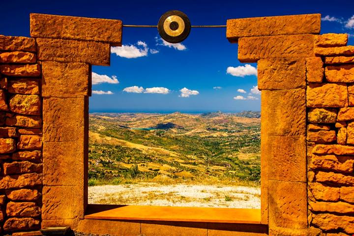 Cubi a posto delle poltrone e il panorama come palcoscenico: in Sicilia c'è il teatro all'aperto più bello del mondo