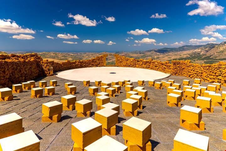 Cubi a posto delle poltrone e il panorama come palcoscenico: in Sicilia c'è il teatro all'aperto più bello del mondo