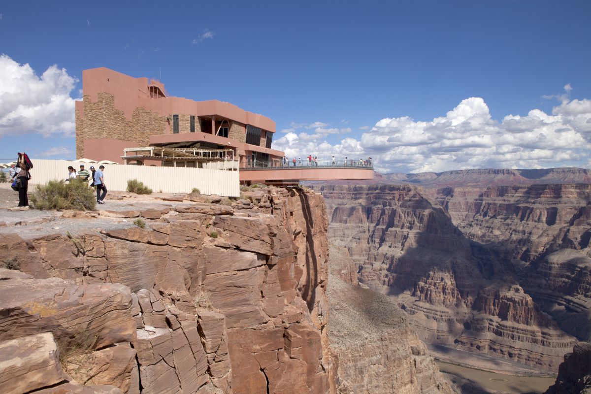 Un ferro di cavallo in vetro e sotto 1200 metri di vuoto: è la passerella panoramica più spaventosa al mondo