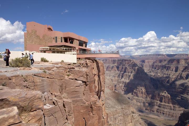 Un ferro di cavallo in vetro e sotto 1200 metri di vuoto: è la passerella panoramica più spaventosa al mondo