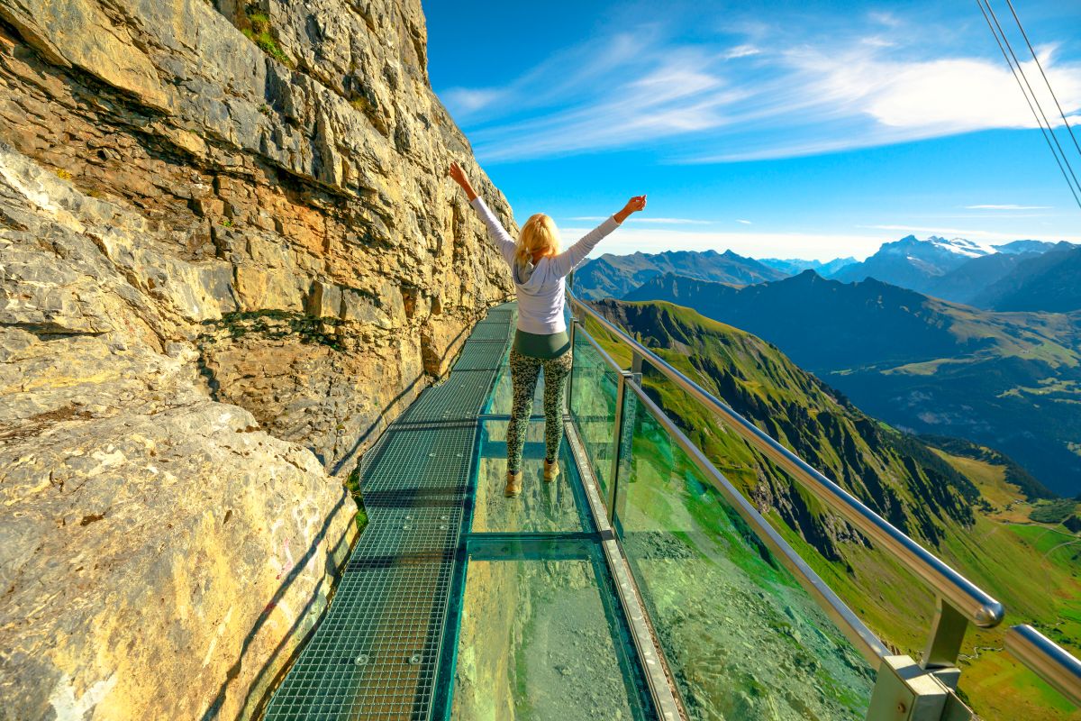 Un corridoio d'acciaio nel vuoto assoluto: la passerella sospesa sulle Alpi che sfida i cuori più coraggiosi