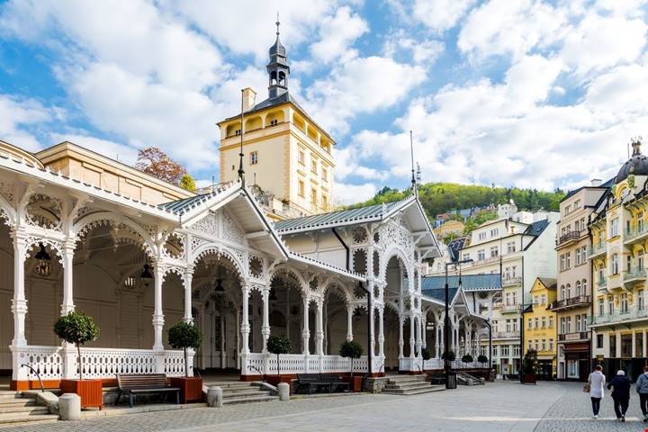 Sembra il set di un film di Wes Anderson ma siamo a 2 ore dall'Italia: la città d'acqua tra palazzi pastello e vapori magici