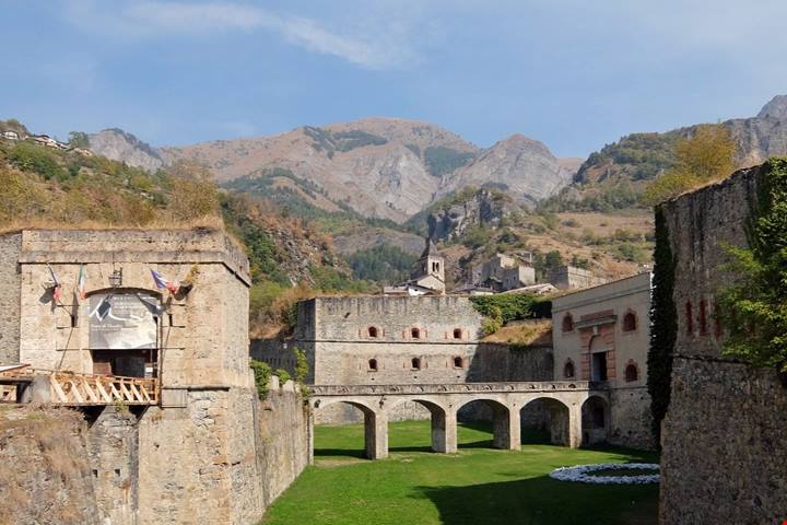 10 chilometri di mura tra le montagne del Piemonte: questa fortezza italiana è una delle più grandi al mondo