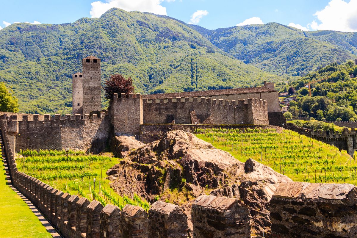 Da invalicabile fortezza militare a oasi di relax: scopri il simbolo di questa città incantata nel cuore delle Alpi