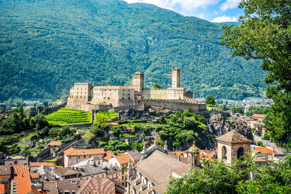 Da invalicabile fortezza militare a oasi di relax: scopri il simbolo di questa città incantata nel cuore delle Alpi