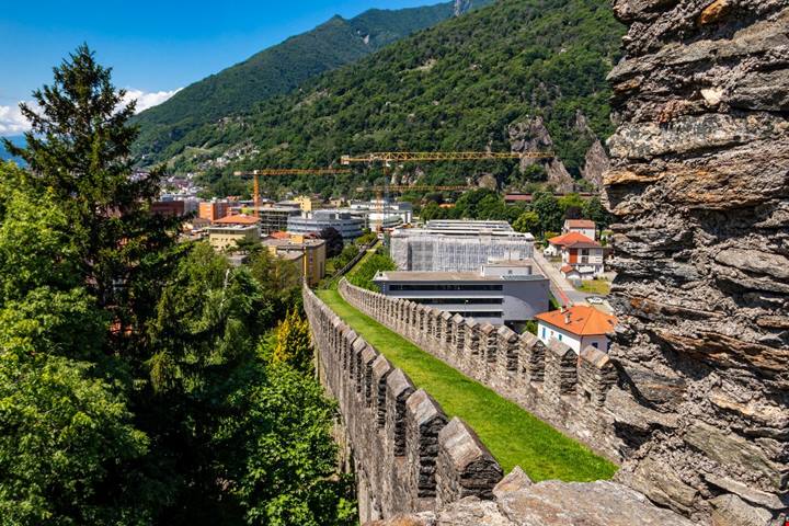 Da invalicabile fortezza militare a oasi di relax: scopri il simbolo di questa città incantata nel cuore delle Alpi