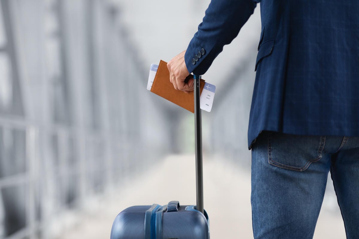 Estate 2026: vacanze a rischio a causa della crisi in Medio Oriente. Quali sono le mete sicure e come organizzare il viaggio