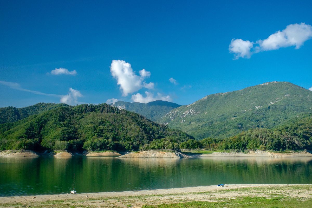 86 anni e non sentirli: il lago più giovane d'Italia è un vero paradiso per gli sportivi della domenica