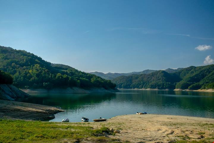 86 anni e non sentirli: il lago più giovane d'Italia è un vero paradiso per gli sportivi della domenica