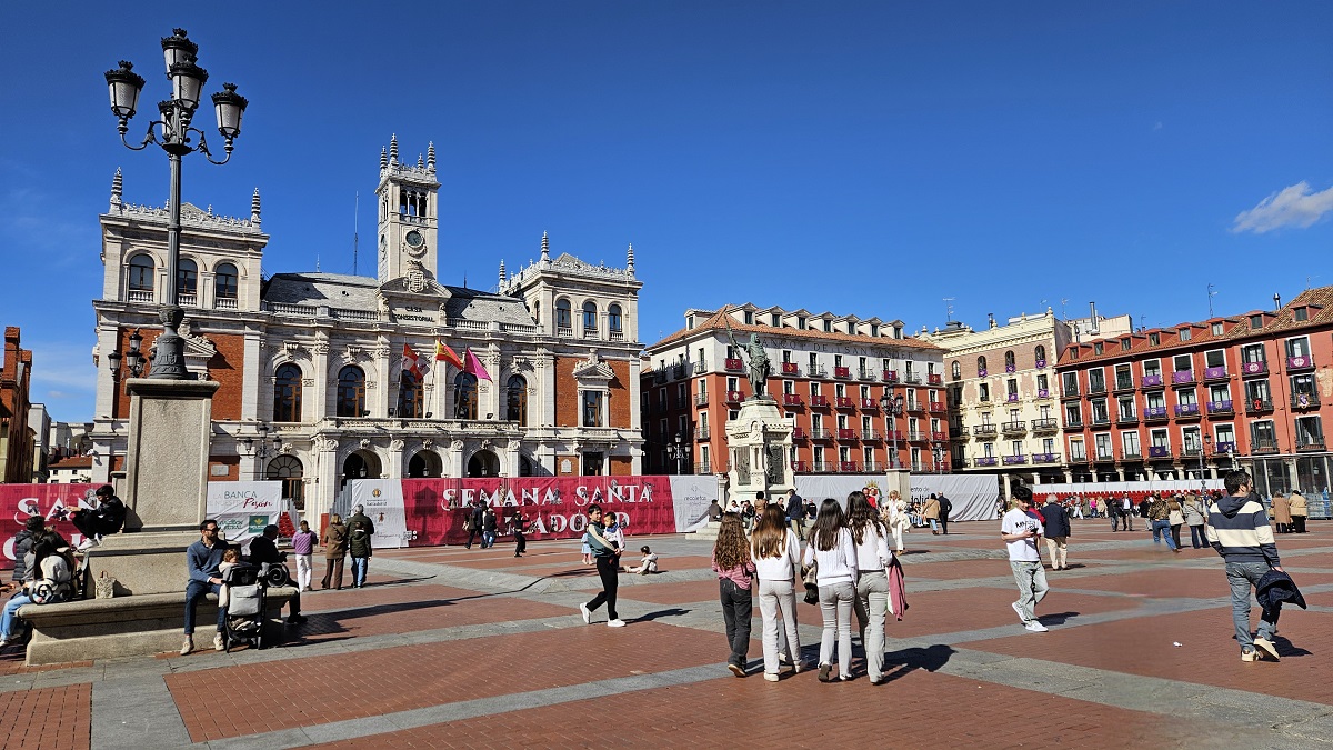 Immersa nella Castiglia profonda, una città interpreta e custodisce forme antiche tra fede e laicità