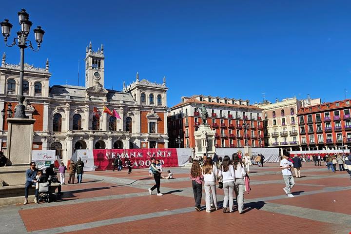 Immersa nella Castiglia profonda, una città interpreta e custodisce forme antiche tra fede e laicità