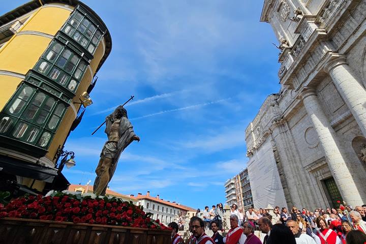 Immersa nella Castiglia profonda, una città interpreta e custodisce forme antiche tra fede e laicità