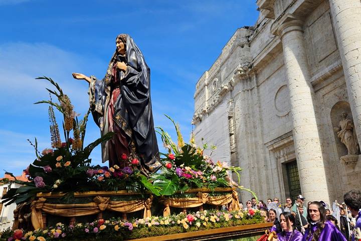Immersa nella Castiglia profonda, una città interpreta e custodisce forme antiche tra fede e laicità