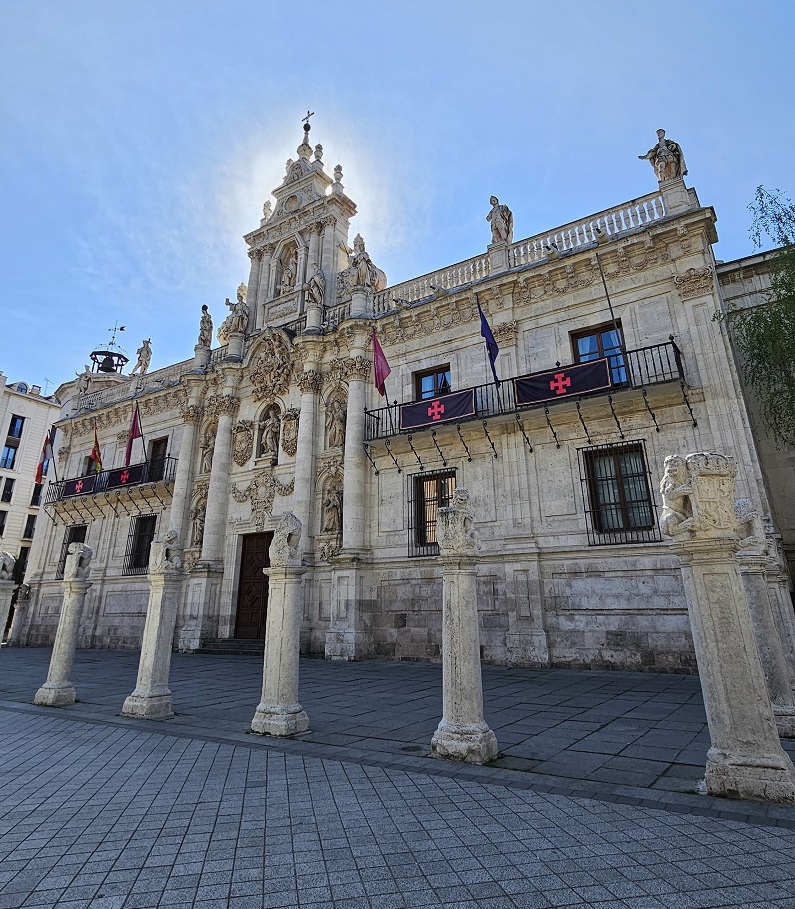 Immersa nella Castiglia profonda, una città interpreta e custodisce forme antiche tra fede e laicità
