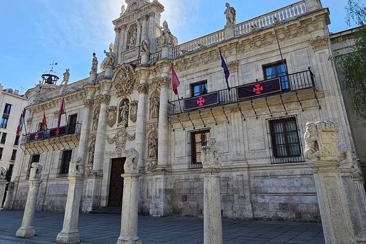 Immersa nella Castiglia profonda, una città interpreta e custodisce forme antiche tra fede e laicità