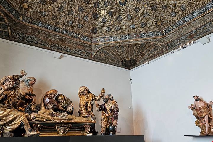 Immersa nella Castiglia profonda, una città interpreta e custodisce forme antiche tra fede e laicità