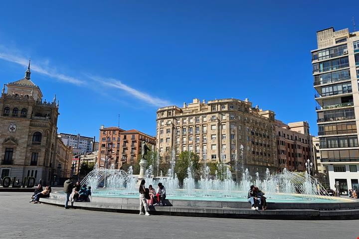 Immersa nella Castiglia profonda, una città interpreta e custodisce forme antiche tra fede e laicità