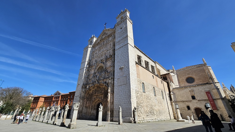 Immersa nella Castiglia profonda, una città interpreta e custodisce forme antiche tra fede e laicità