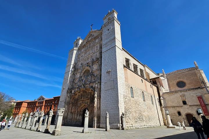 Immersa nella Castiglia profonda, una città interpreta e custodisce forme antiche tra fede e laicità