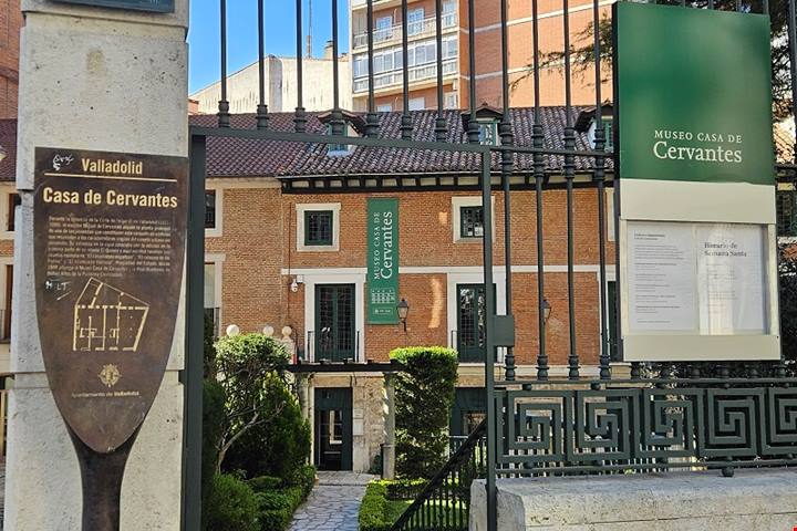 Immersa nella Castiglia profonda, una città interpreta e custodisce forme antiche tra fede e laicità