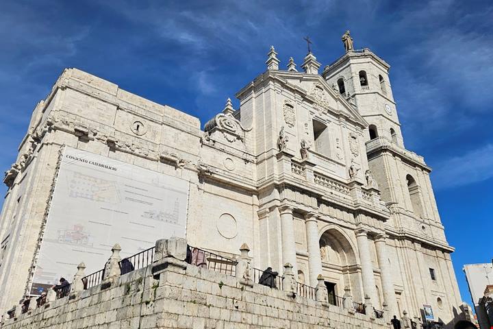 Immersa nella Castiglia profonda, una città interpreta e custodisce forme antiche tra fede e laicità