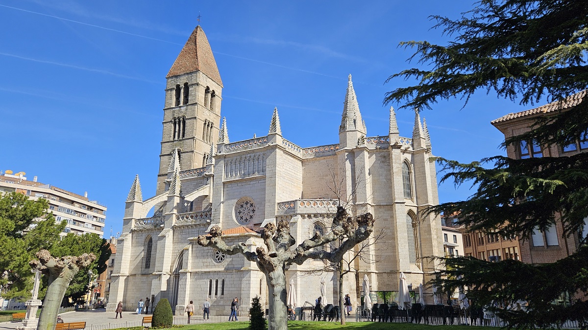 Immersa nella Castiglia profonda, una città interpreta e custodisce forme antiche tra fede e laicità
