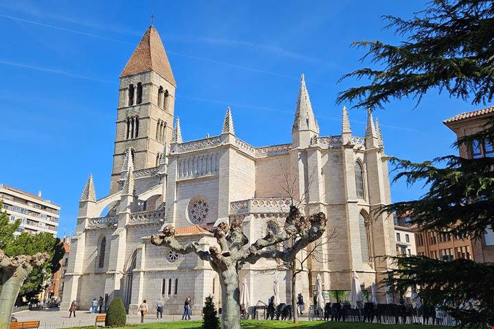 Immersa nella Castiglia profonda, una città interpreta e custodisce forme antiche tra fede e laicità