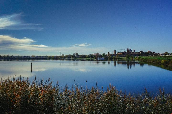 In Italia c'è un lago che si riempie di fiori di loto a primavera, ed è il posto più bello dove sognare di essere in Giappone
