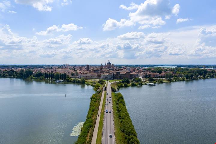 In Italia c'è un lago che si riempie di fiori di loto a primavera, ed è il posto più bello dove sognare di essere in Giappone