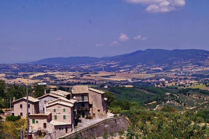 Non è la solita Umbria: alla scoperta del borgo medievale che ospita un ulivo risalente all'Antica Roma