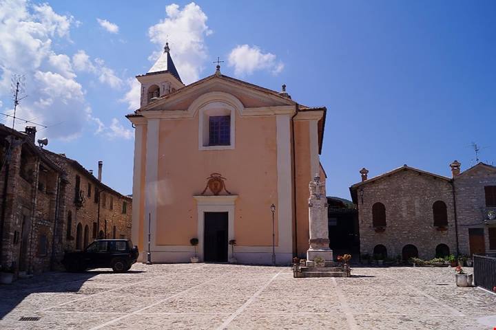 Non è la solita Umbria: alla scoperta del borgo medievale che ospita un ulivo risalente all'Antica Roma