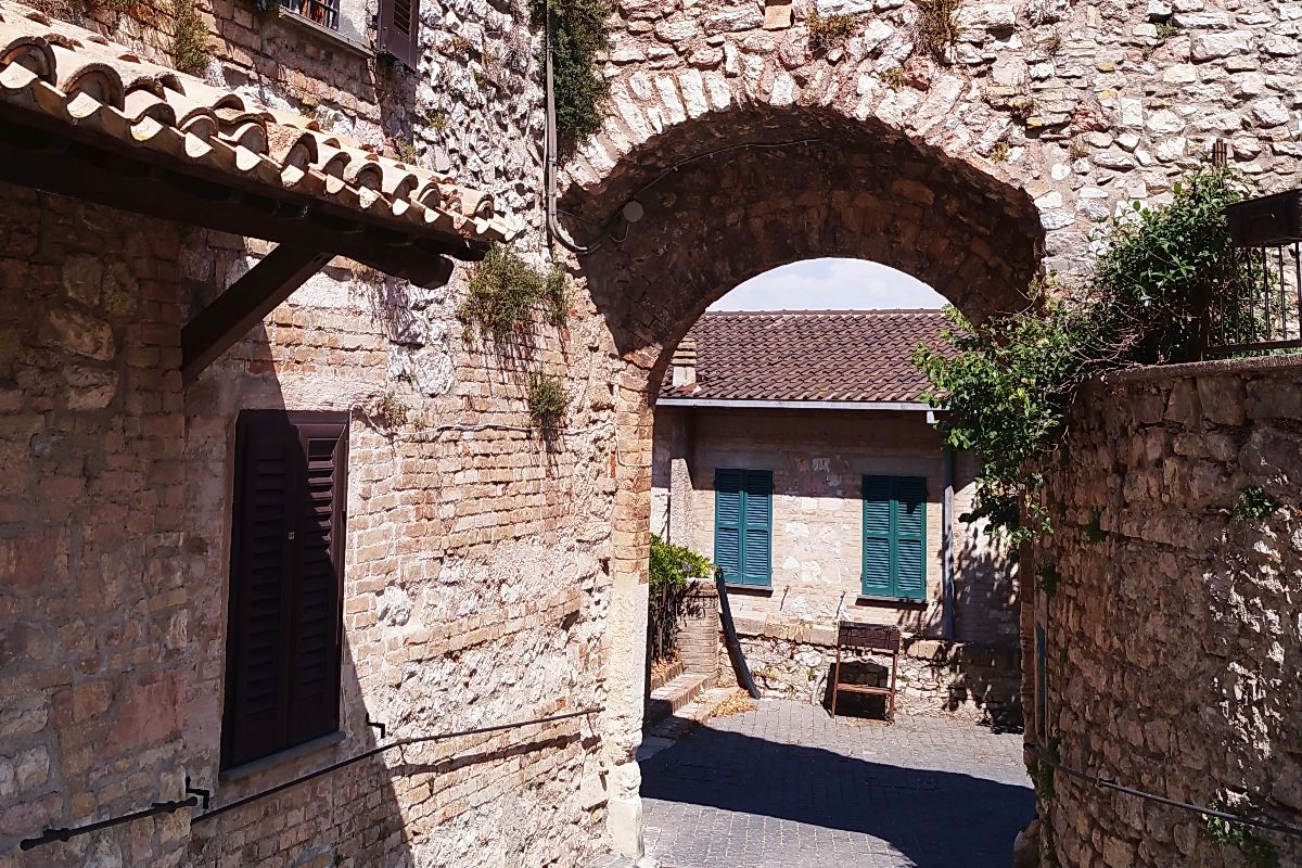Non è la solita Umbria: alla scoperta del borgo medievale che ospita un ulivo risalente all'Antica Roma