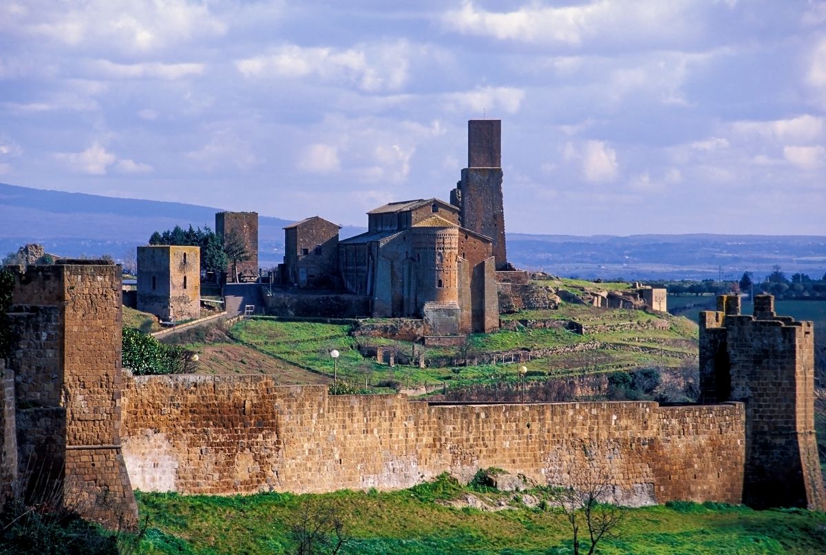 È considerata la perla della Tuscia: nell'Alto Lazio per scoprire una città con millenni di storia