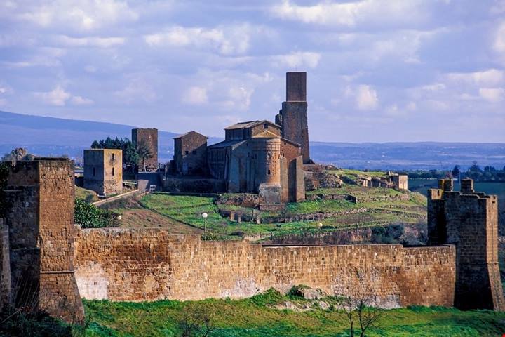 È considerata la perla della Tuscia: nell'Alto Lazio per scoprire una città con millenni di storia