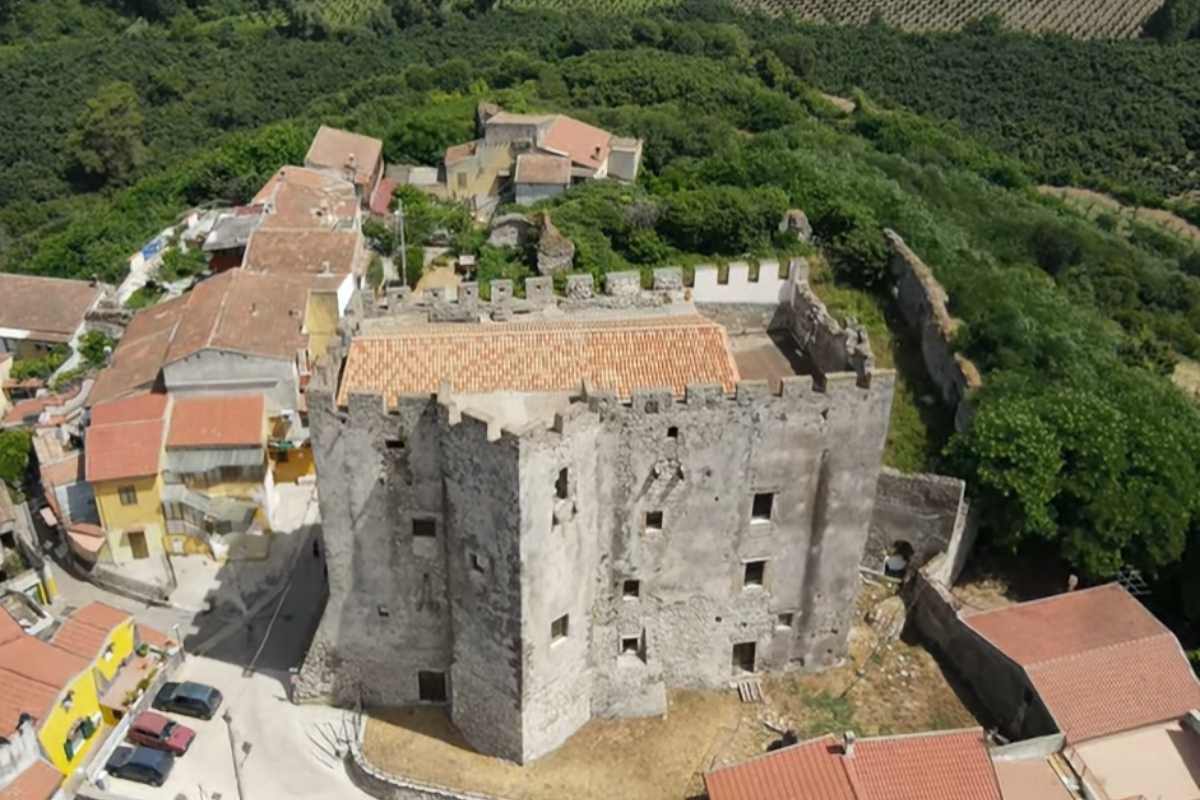 Irregolare e bellissimo: alle porte di Caserta c'è un castello del IX secolo famoso per le sue forme sbilenche