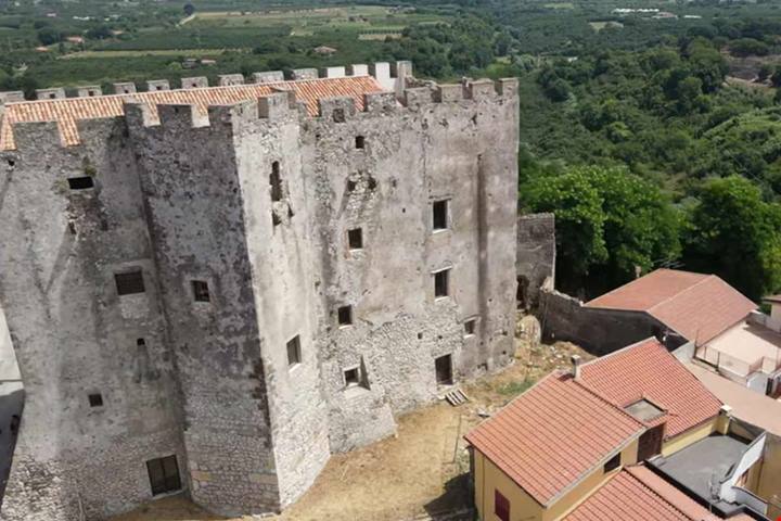 Irregolare e bellissimo: alle porte di Caserta c'è un castello del IX secolo famoso per le sue forme sbilenche