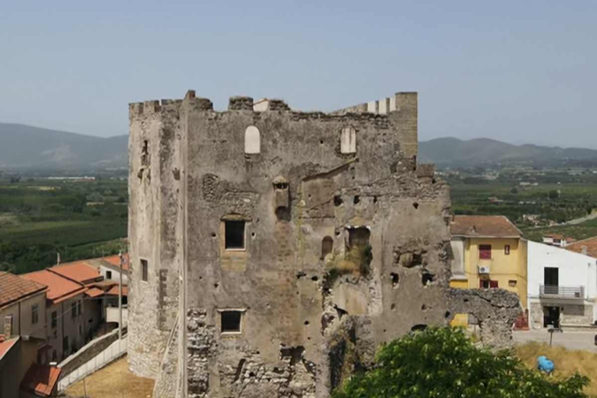 Irregolare e bellissimo: alle porte di Caserta c'è un castello del IX secolo famoso per le sue forme sbilenche