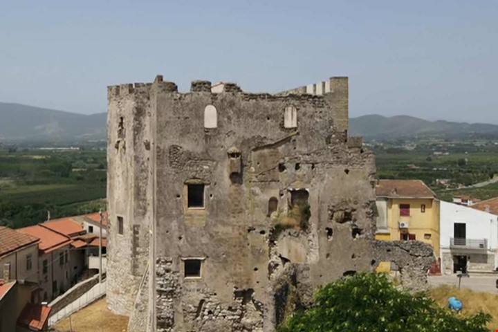 Irregolare e bellissimo: alle porte di Caserta c'è un castello del IX secolo famoso per le sue forme sbilenche