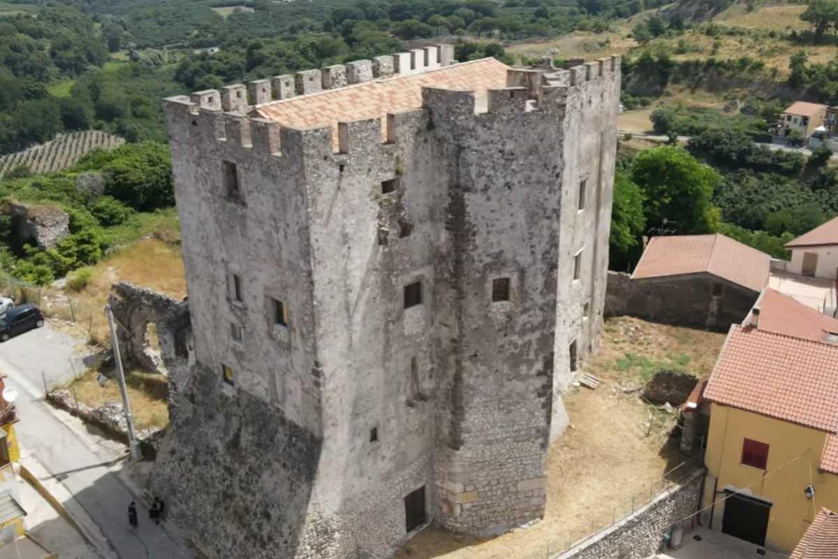 Irregolare e bellissimo: alle porte di Caserta c'è un castello del IX secolo famoso per le sue forme sbilenche