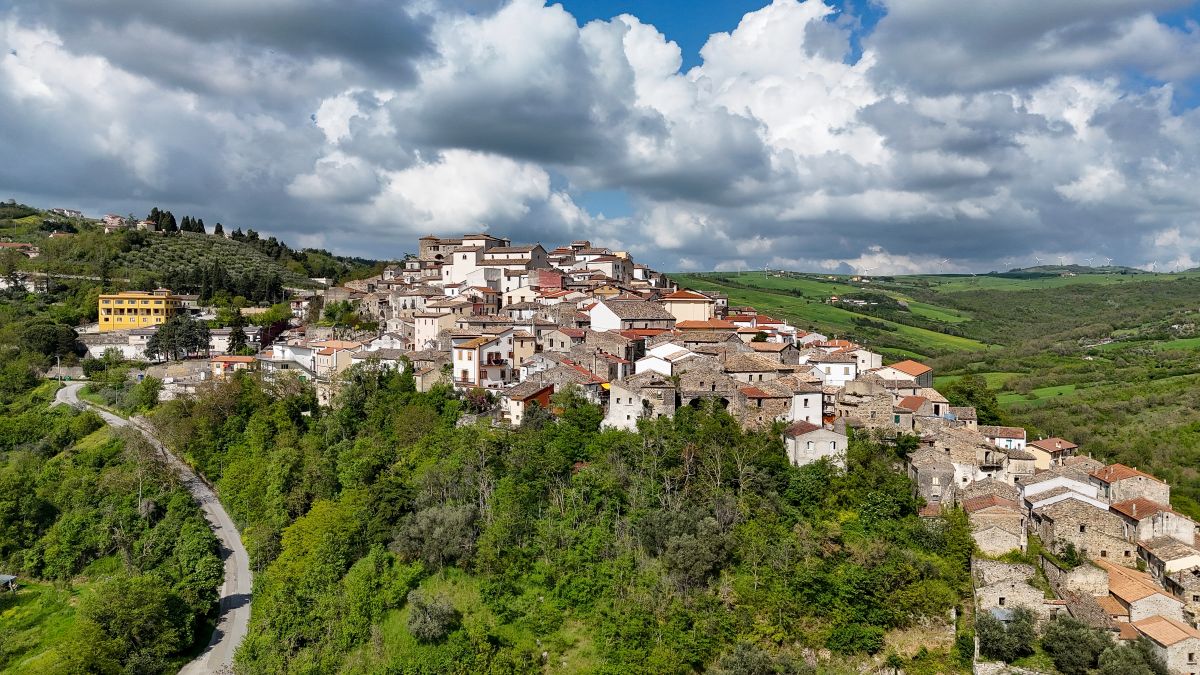 Nelle sue grotte si produce un formaggio buonissimo: è il borgo di pietra più buono (e bello) della Campania 